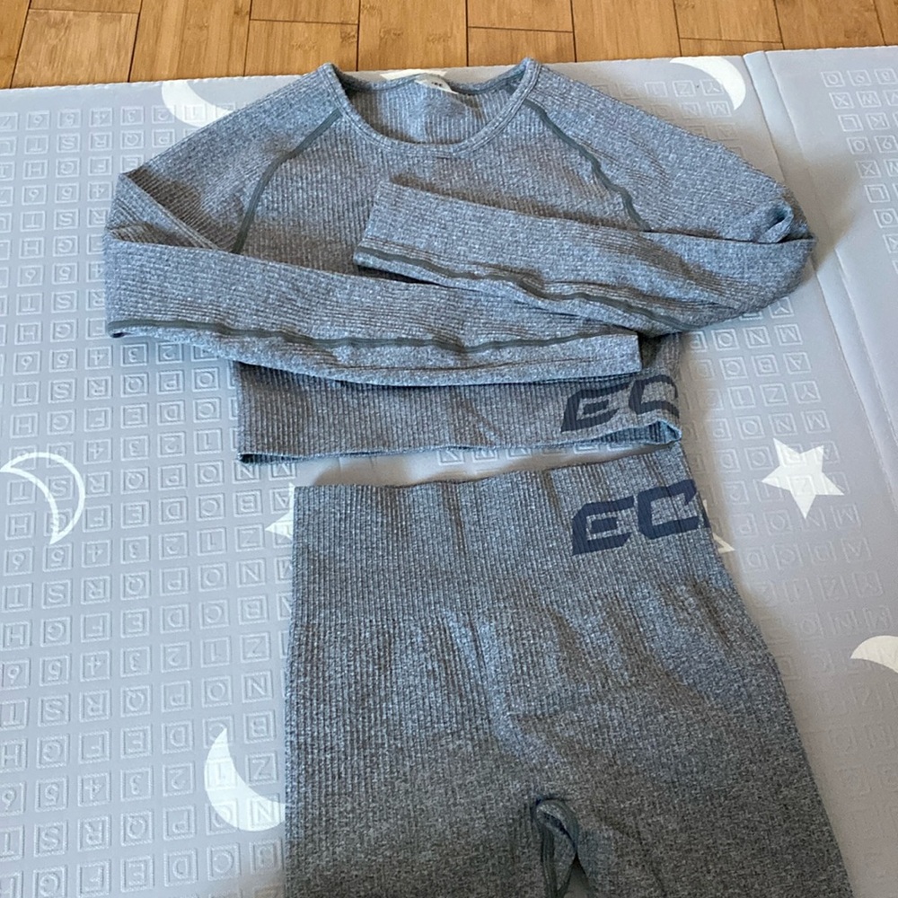 Echt activewear set in olive green